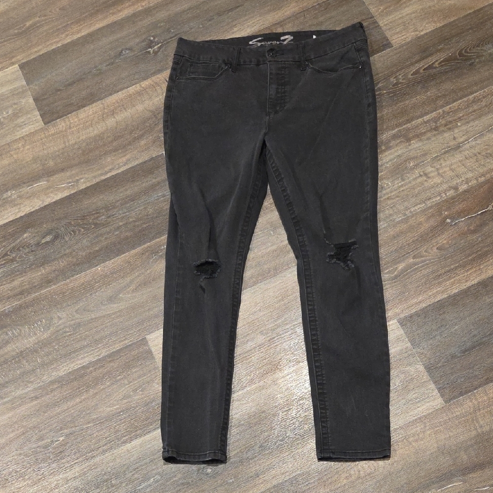 Black Distressed Women's Skinny Jeans